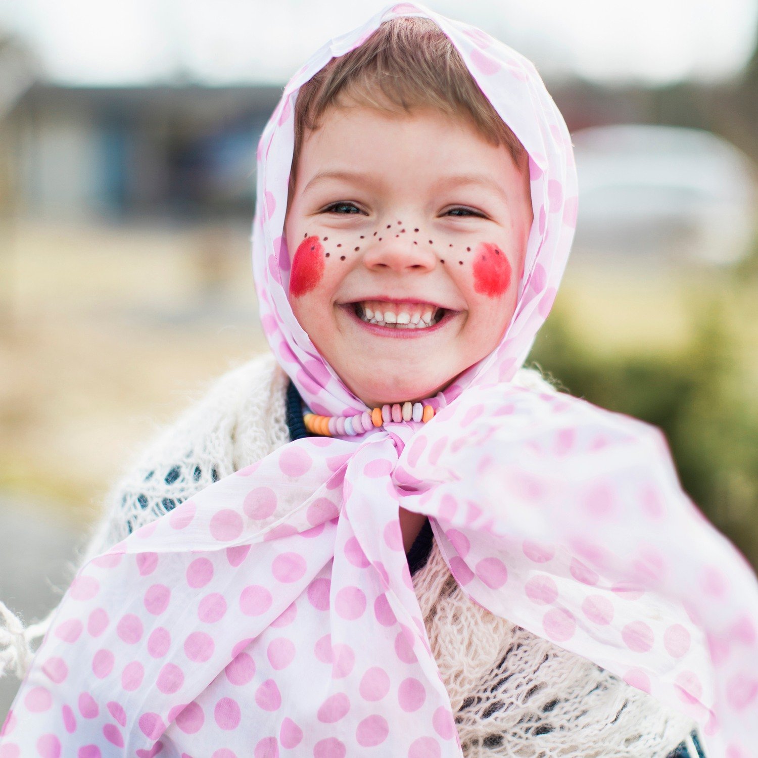 Barn utklädd till påskkärring.