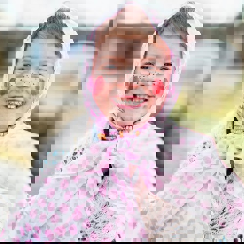 Barn utklädd till påskkärring.