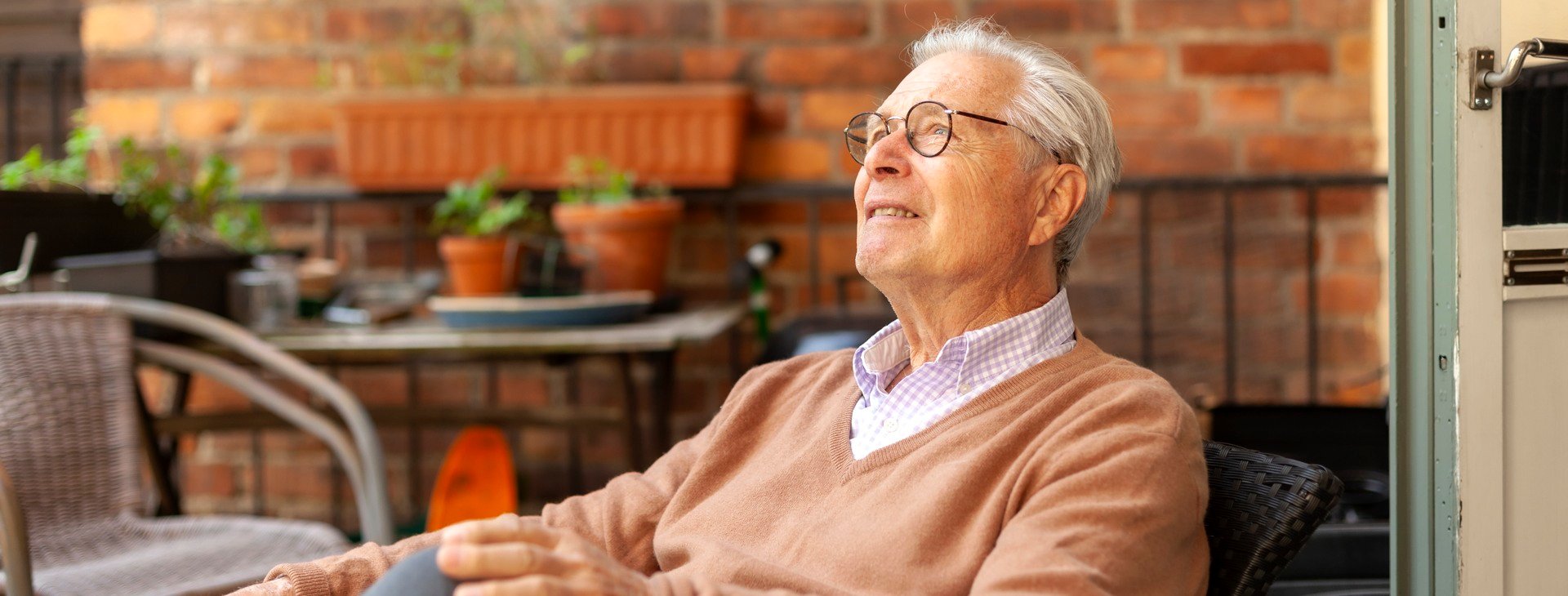 Man som sitter och tittar mot himlen.