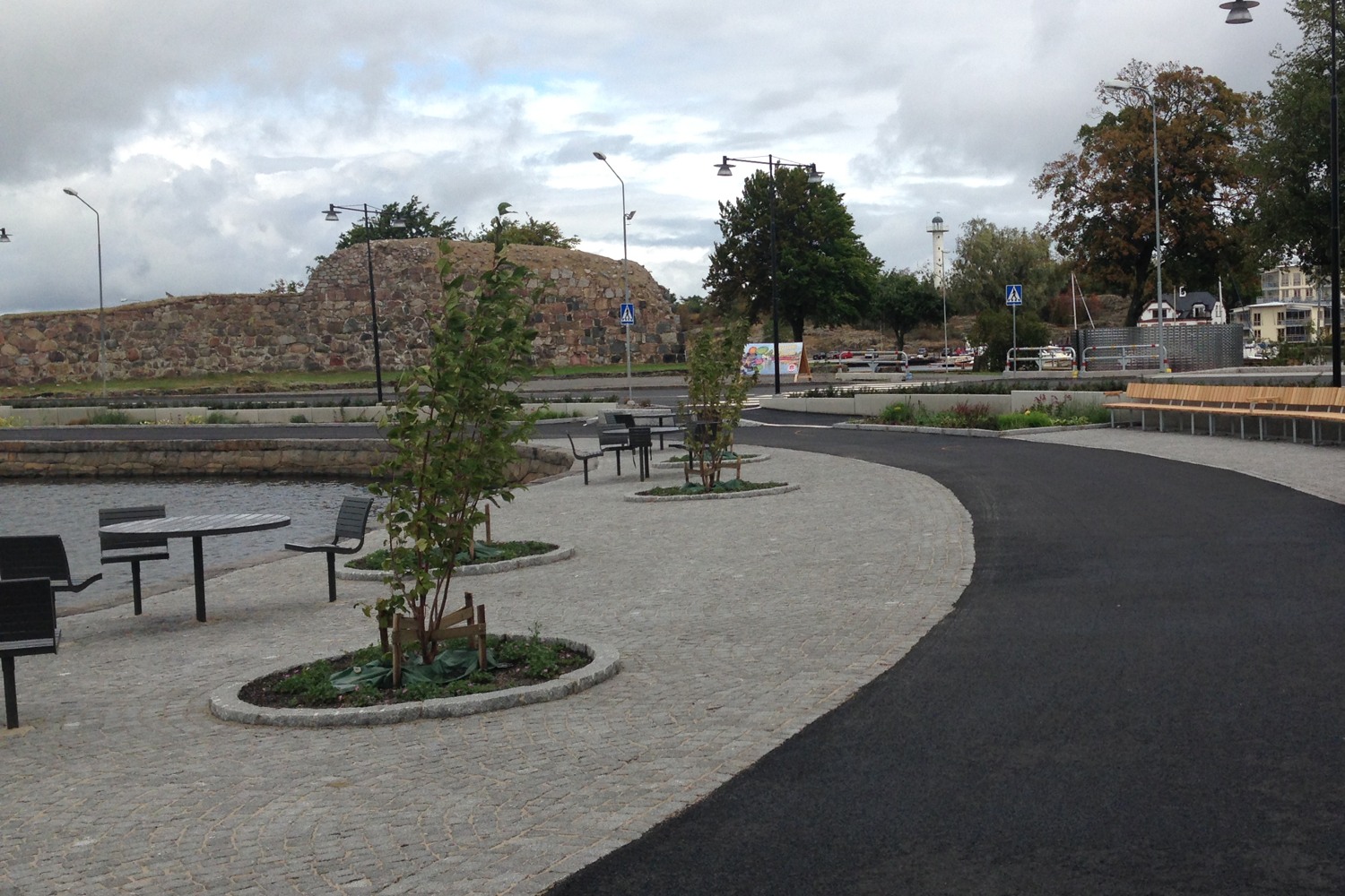 Gångväg med sittplatser vid vattnet.