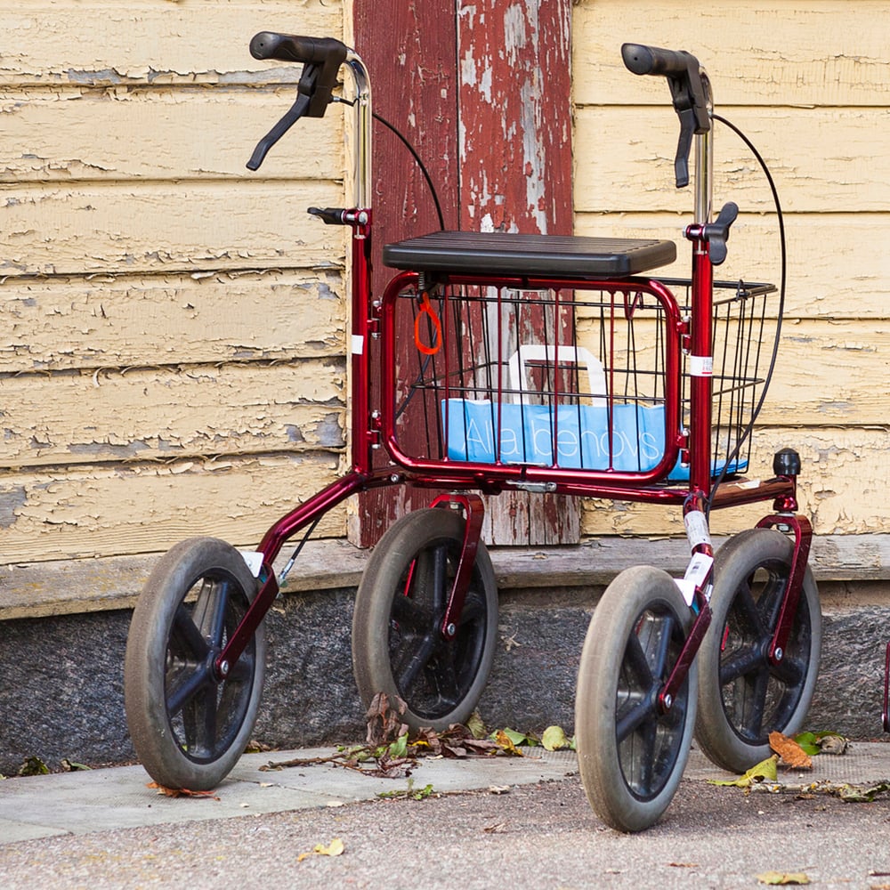 bild på rollator mot vägg