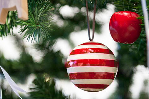 Julgranskulor i granen