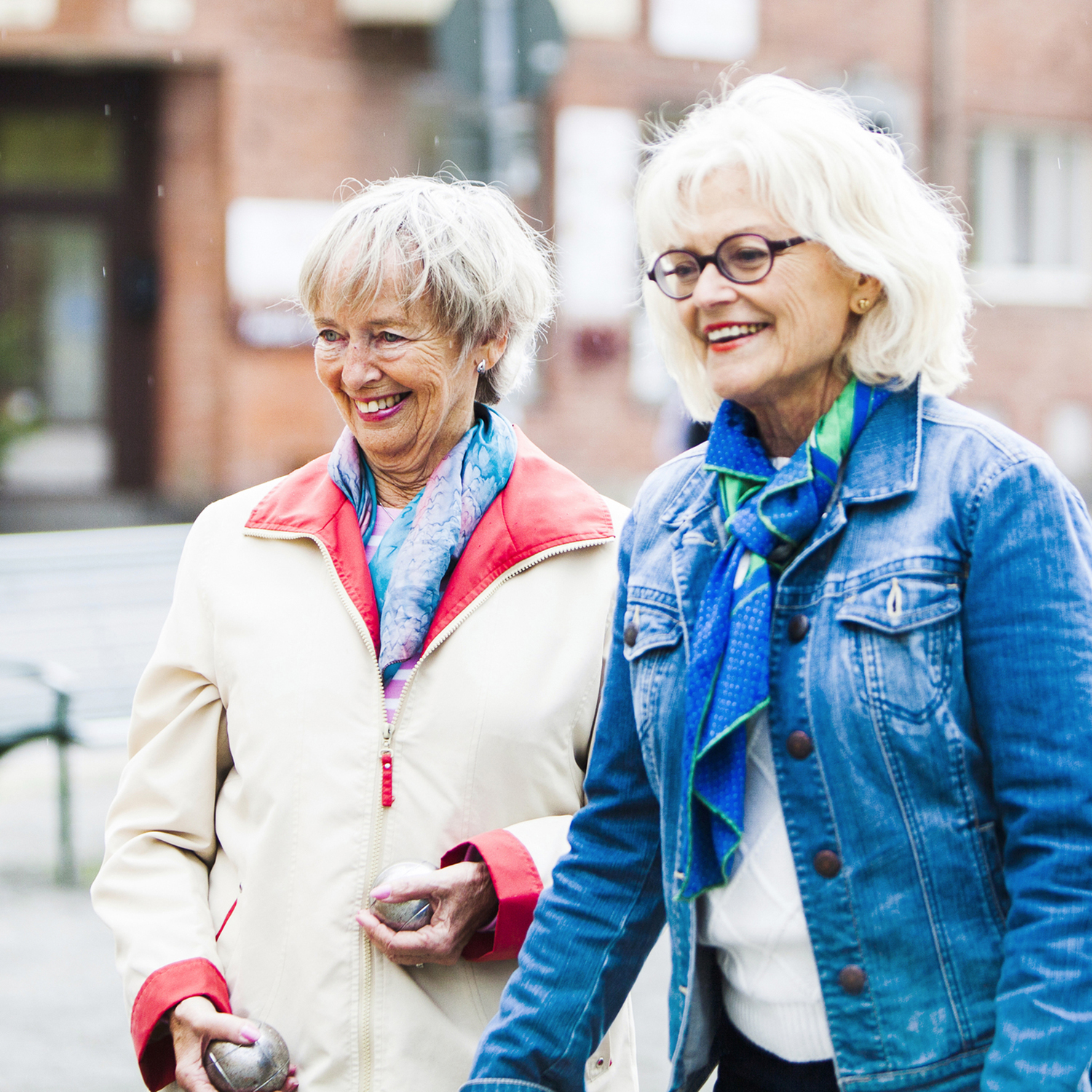 bild på två kvinnor som spelar boule utomhus