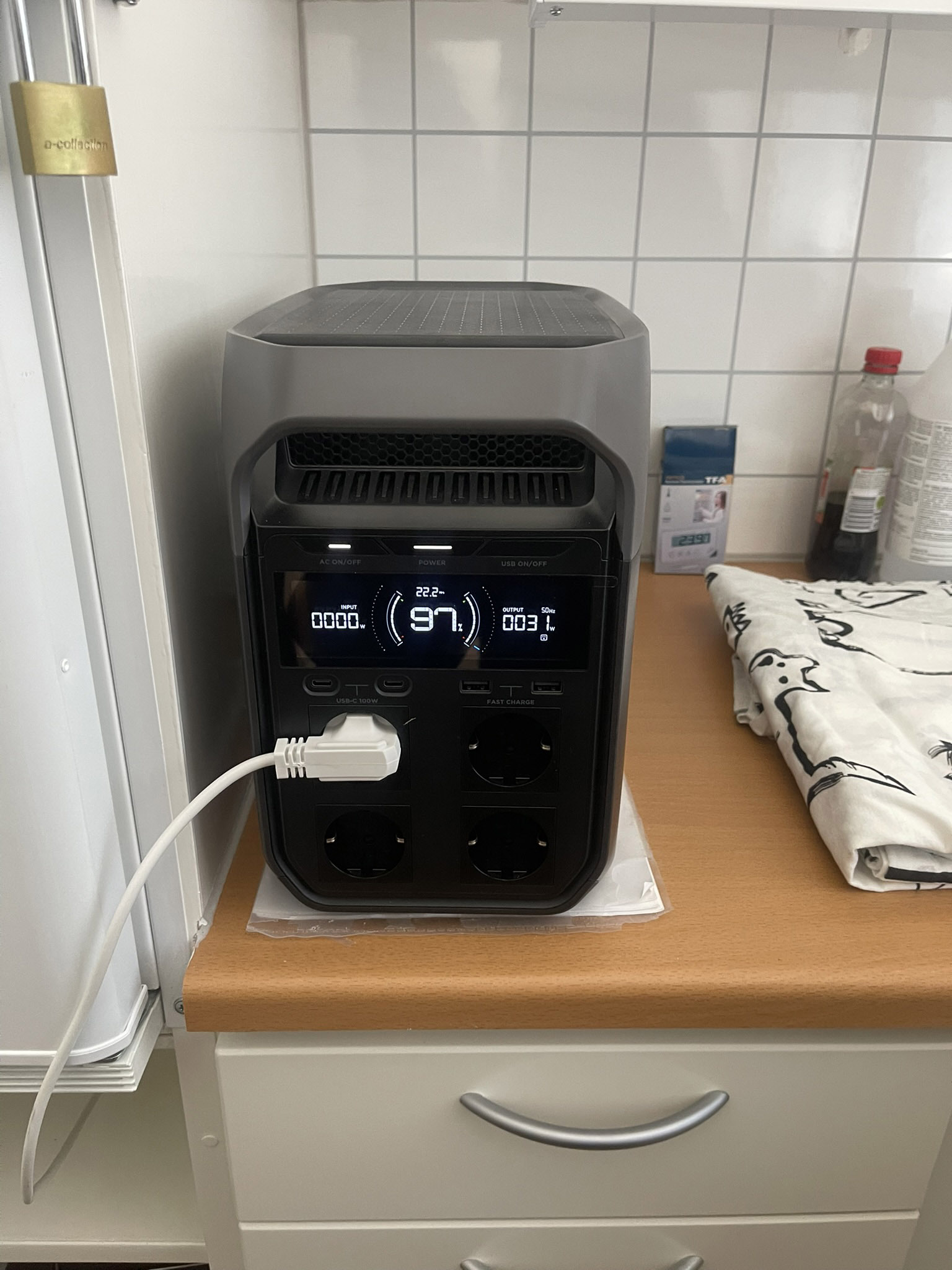 Powerbank på plats bredvid skolsköterskans kylskåp