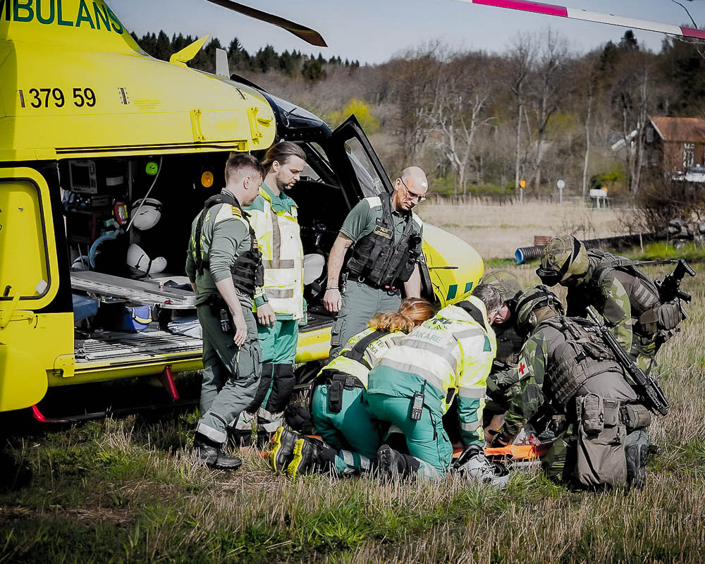 Foto på övande sjukvårdare och militärer från tidigare sjukvårdsövning 2024