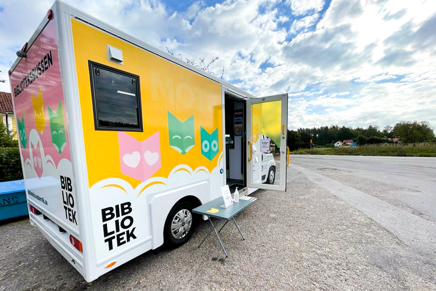 Biblioteksbuss som står på en parkering, länk till biblioteksbussens turlista.