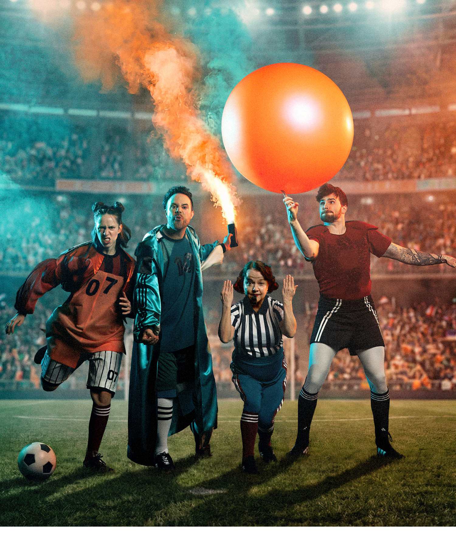 En bild av tre fotbollsspelare och en domare på en fotbollsaren.