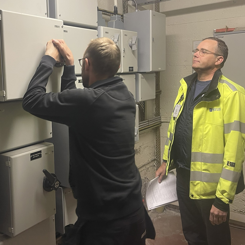 två personer arbetar med att bryta strömmen på Ankarsrums skola